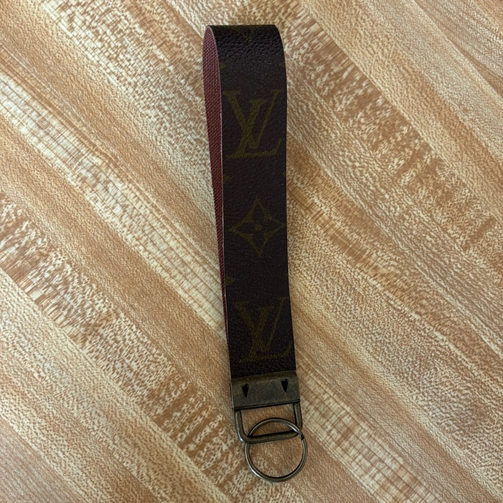 LV Keychain & Keyring - Picture 1 of 4